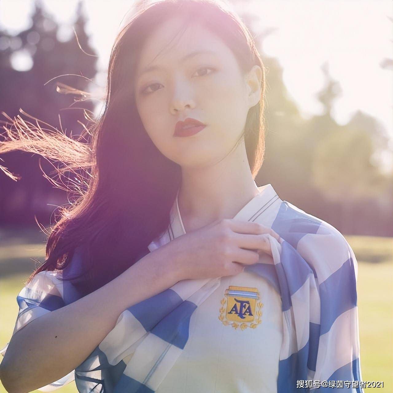 他家现在住着骆大娥和周霞呢。